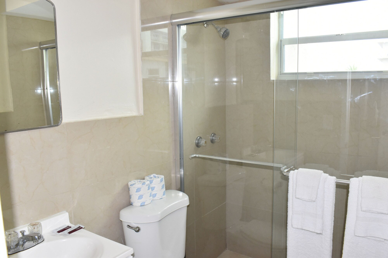 Bathroom 3, Golden Sand Oceanfront, Broward