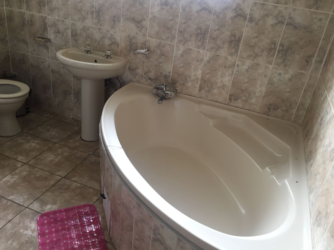 Bathroom 3, Plateau Guest House, Chobe