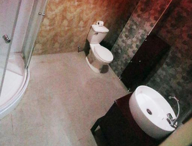 Bathroom 4, Heart Hotel and Services, Dumaguete City