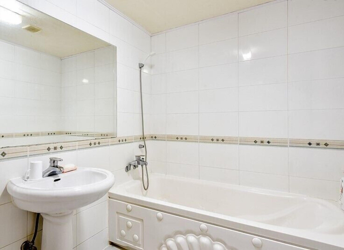 Bathroom, CC Motel, Jung