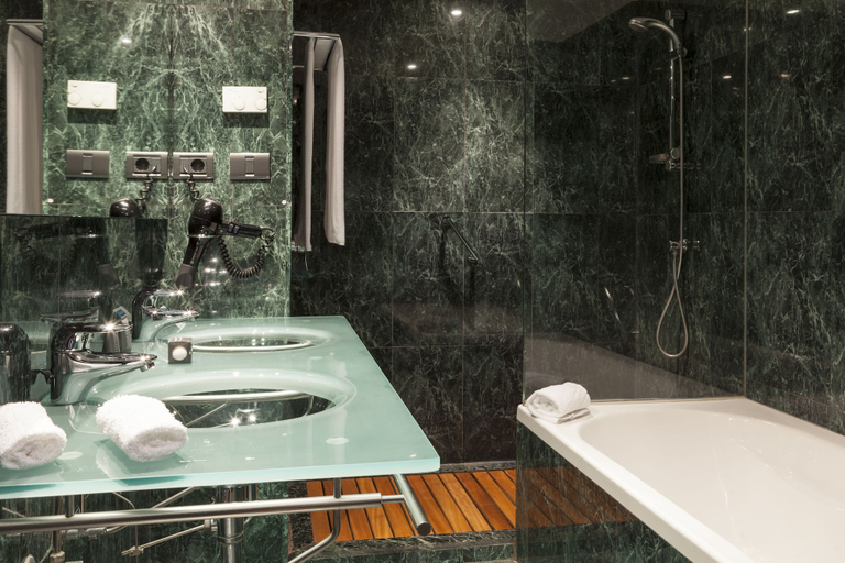 Bathroom 5, AC Hotel La Rioja by Marriott, La Rioja