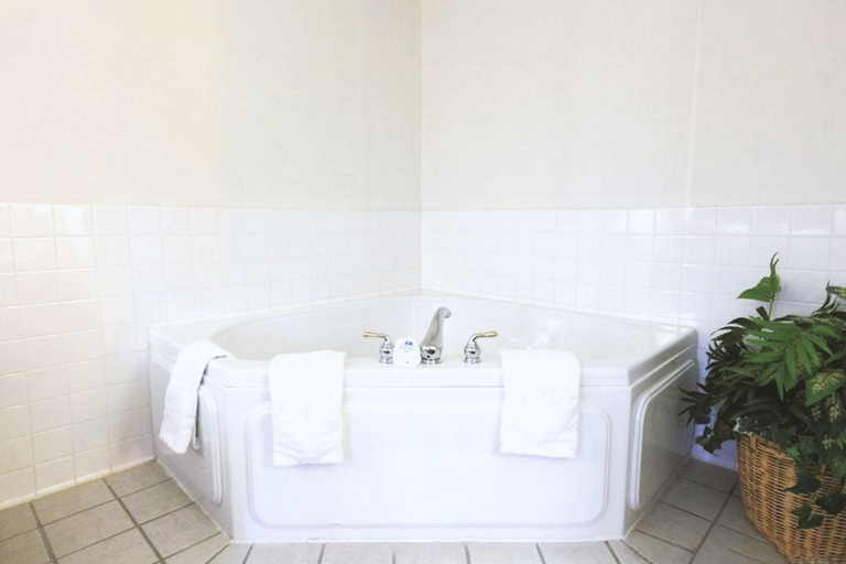 Bathroom 5, Coratel Inn & Suites By Jasper Northfield, Rice