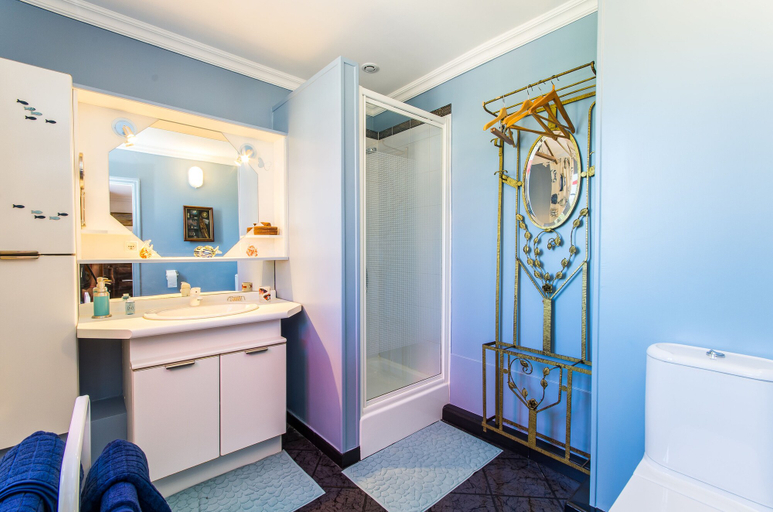 Bathroom 5, L'Home Du Monde, Calvados