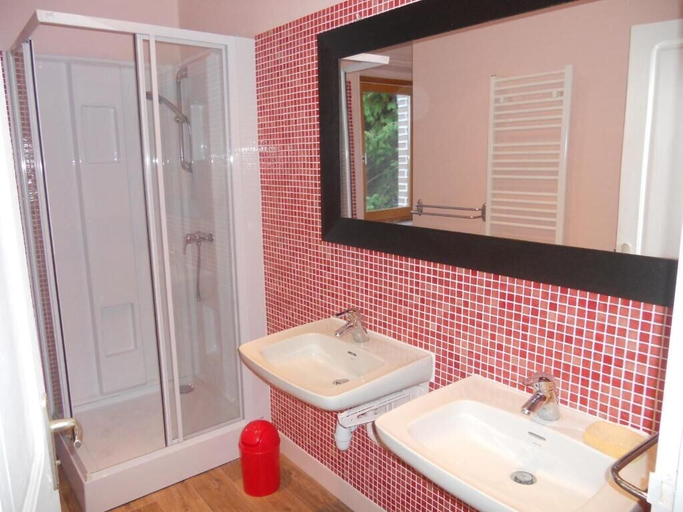 Bathroom 5, La Halte du Pelerin Chambres d'hôtes, Loire