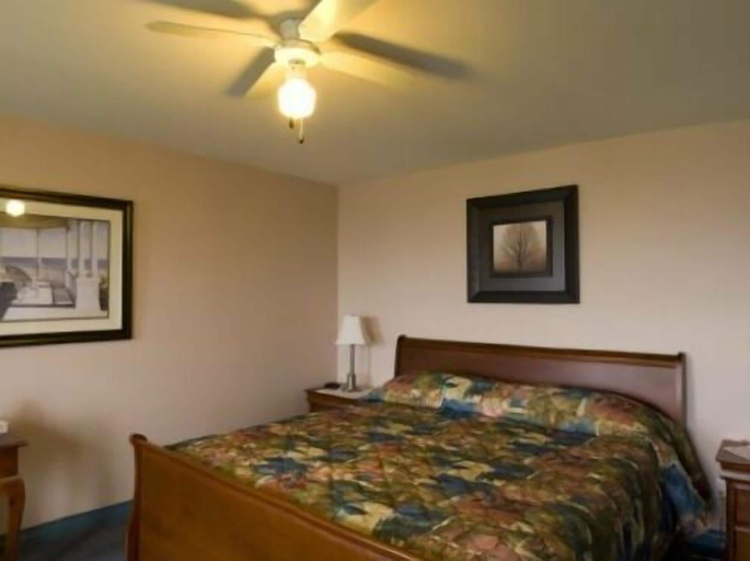 Bedroom 5, Parkland Village Inn, Albert