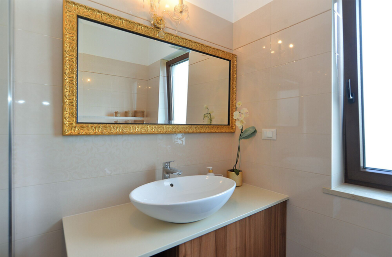 Bathroom 4, Apartment 1089, Poreč