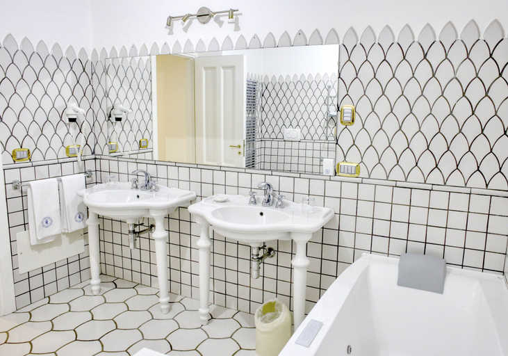 Bathroom 5, Palazzo Confalone, Salerno