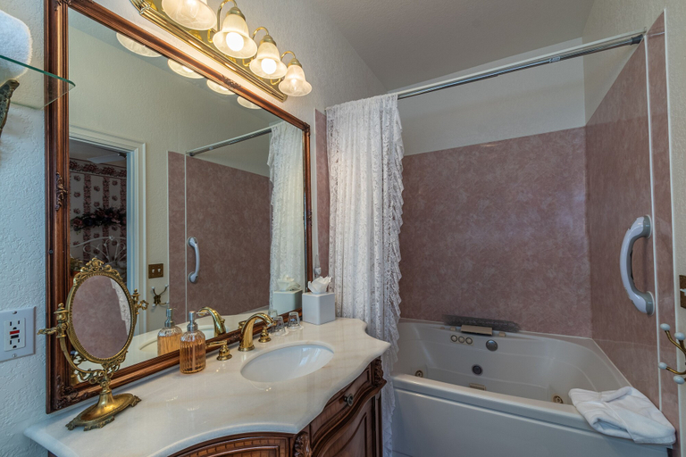 Bathroom 3, Apples Bed & Breakfast, San Bernardino