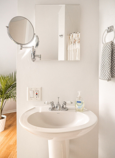 Bathroom 4, Pyramids in Florida, Lee
