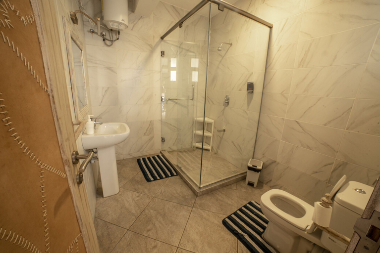 Bathroom 4, Jumeirah Beach Front Apartments, Nyali