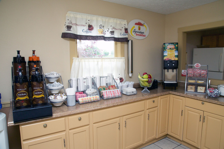 Food & Drinks 5, Super 8 by Wyndham Christiansburg, Montgomery