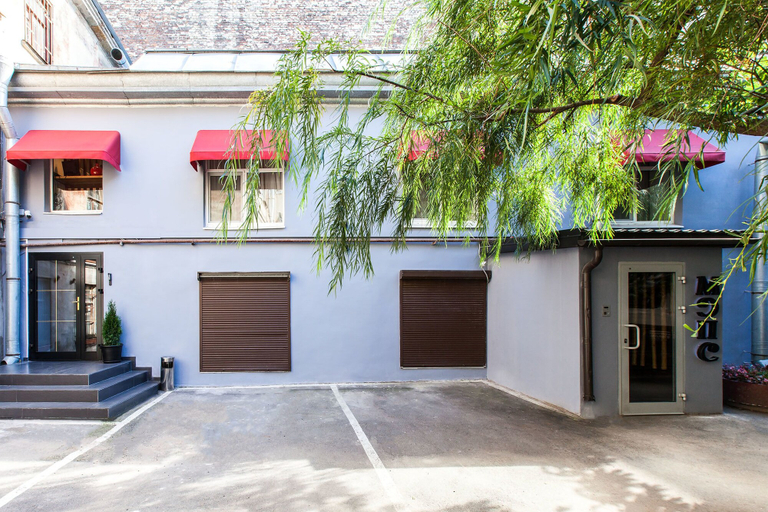 Exterior & Views
