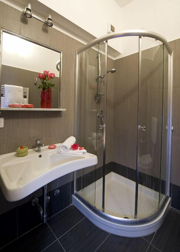 Bathroom 5, Hotel Sabatino, Milano