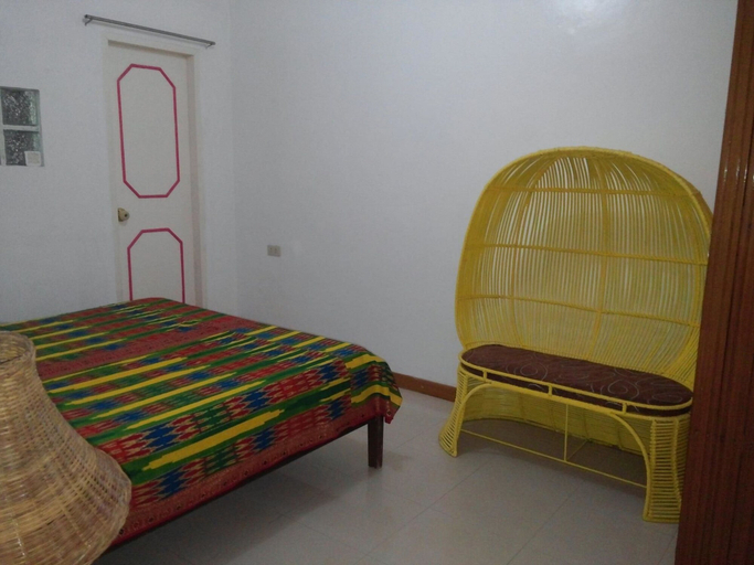 Bedroom 2, Yellow HOUSE Vacation Rental, Olongapo City