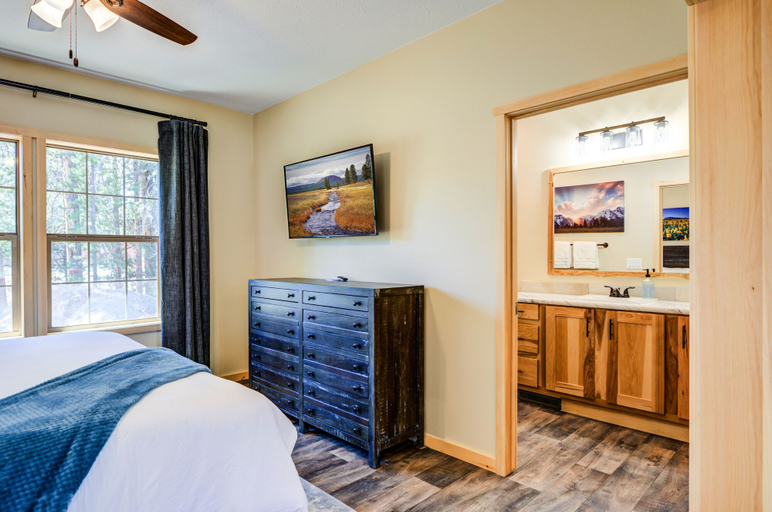 Bedroom 2, Shepherd Family Retreats- Bear Cub, Gallatin