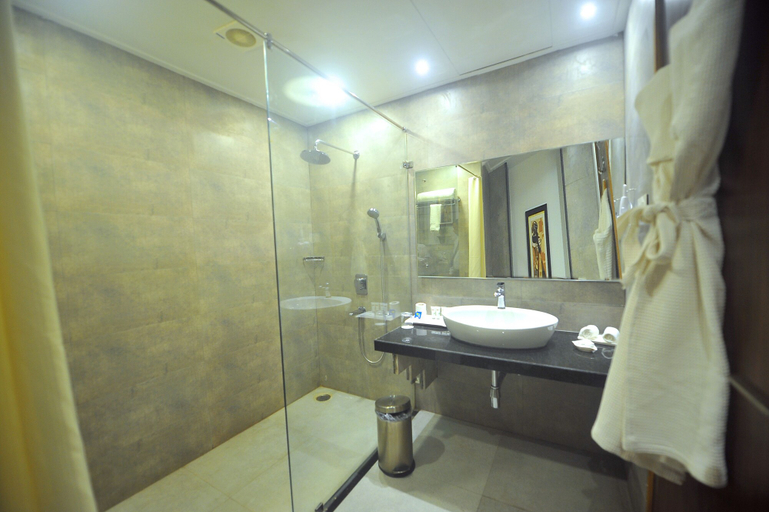 Bathroom 4, Pipul Padmaja Premium and Convention, Cuttack