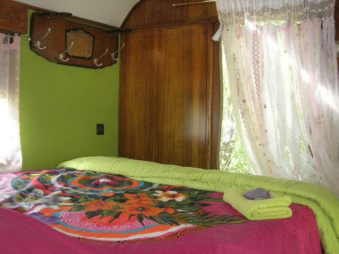 Bedroom 2, Roulotte Arthus, Ardèche