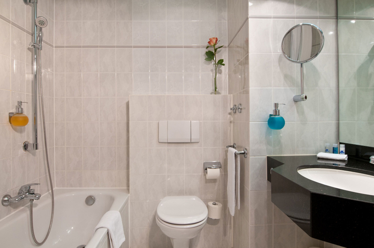 Bathroom 5, Maritim Hotel München, München