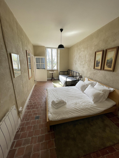 Bedroom 4, Café Vélo Nevers, Nièvre