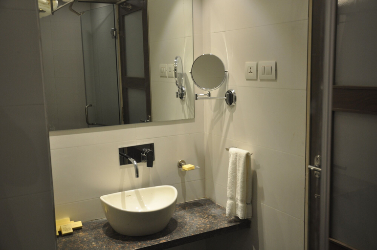 Bathroom 5, Pride Biznotel Manjusar, Vadodara