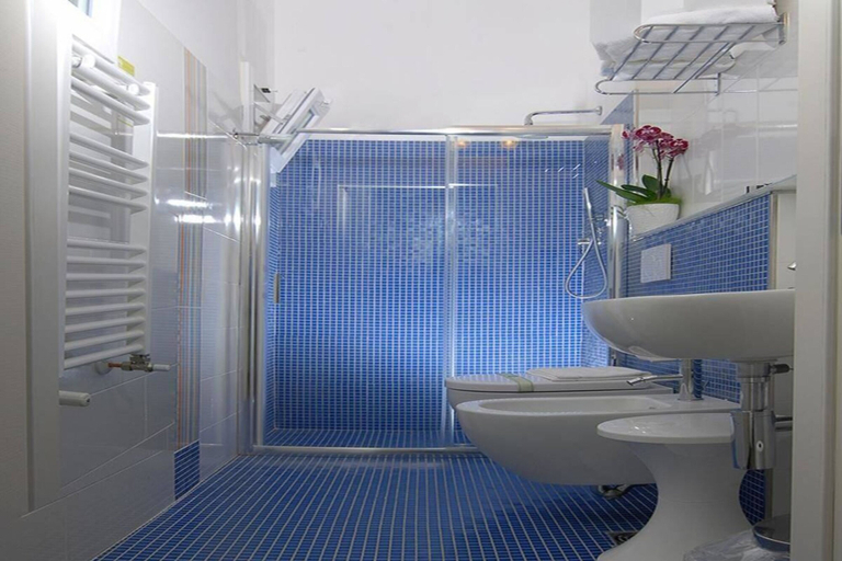 Bathroom 4, Hotel Casablanca, Rimini