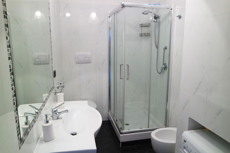 Bathroom 4, Residenza dei Filosofi, Salerno