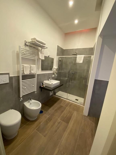 Bathroom 3, Salotto toledo, Napoli