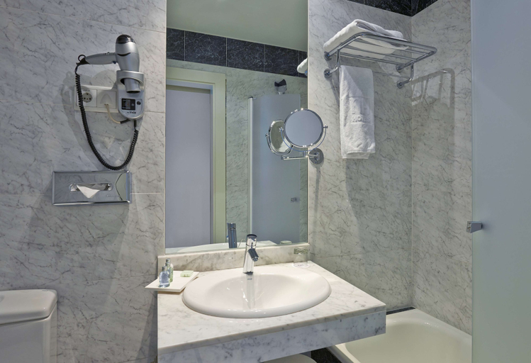Bathroom 5, NH Valencia Las Artes, Valencia