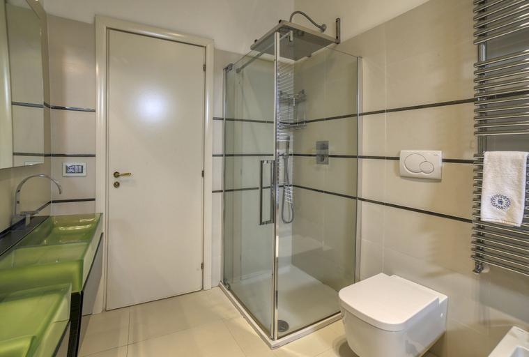 Bathroom 5, Palazzo Confalone, Salerno