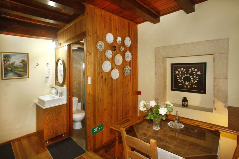 Bathroom 5, Palazzo di Pietro, Crete