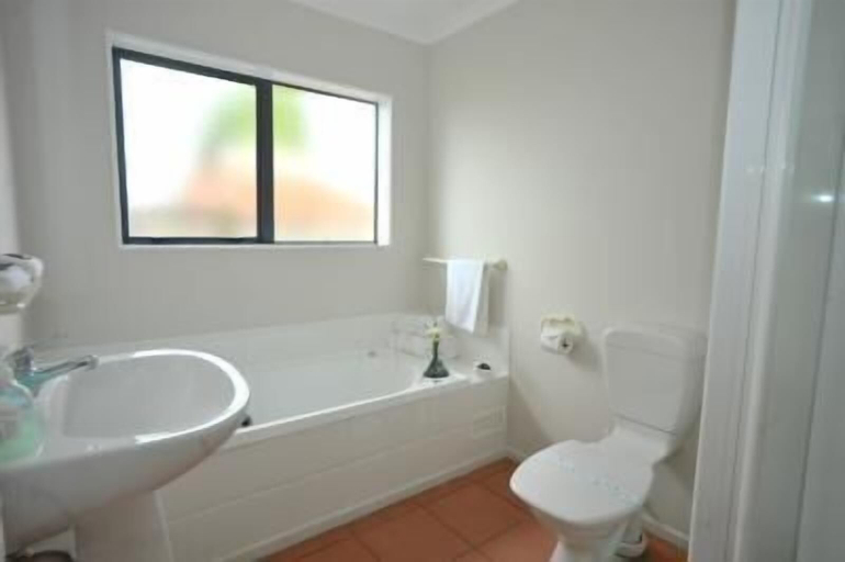 Bathroom 4, Tudor Lodge Motel, South Taranaki