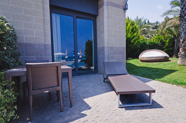 Exterior & Views 13