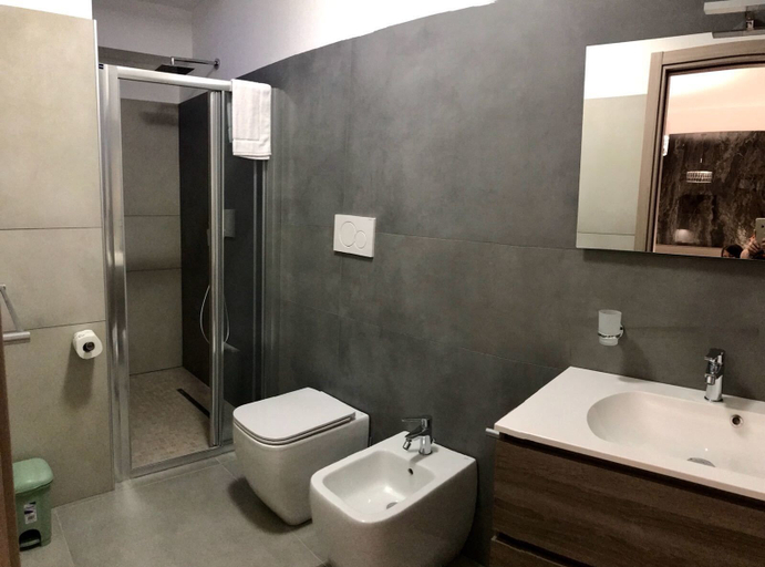 Bathroom 4, Il Crepuscolo Marzamemi, Syracuse