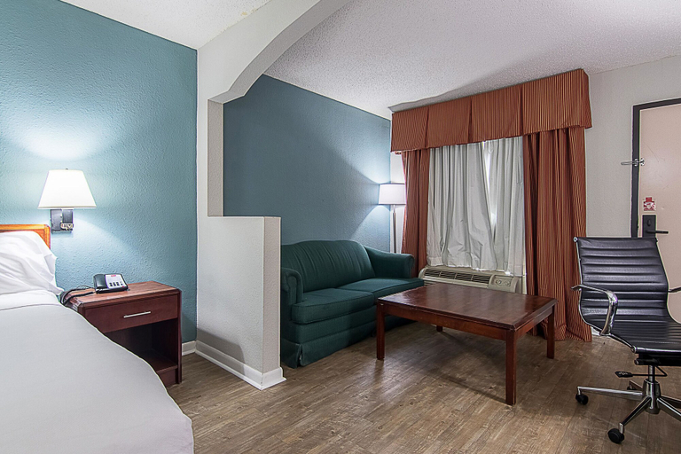 Bedroom 3, Econo Lodge, Sumter