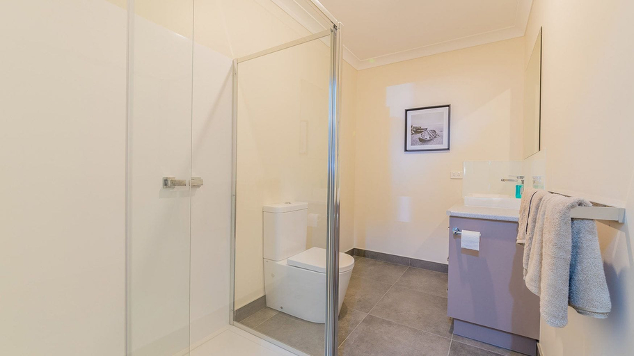 Bathroom 3, Thompson Avenue Apartments No.2, Bass Coast  - Phillip Is.