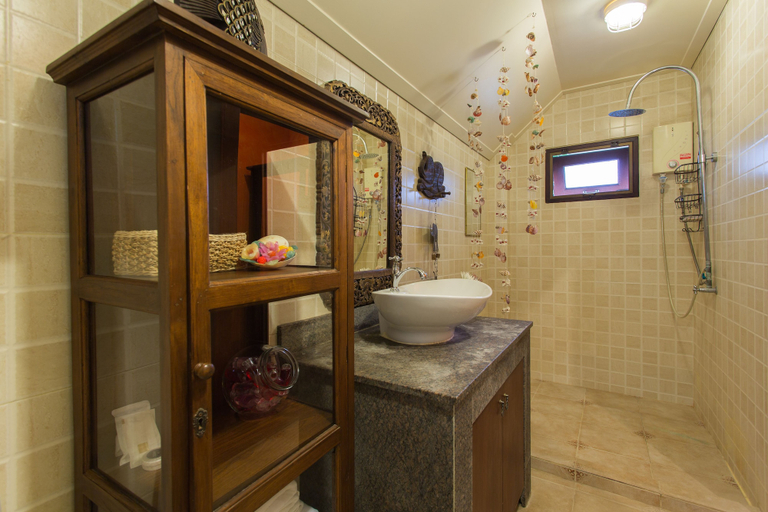 Bathroom 4, Baan Manu Chang, Mueang Krabi
