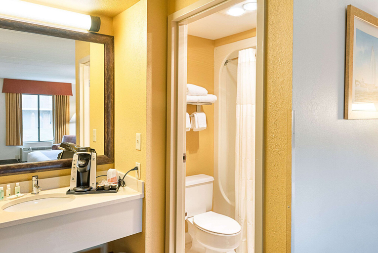 Bathroom 5, Quality Inn, Talbot