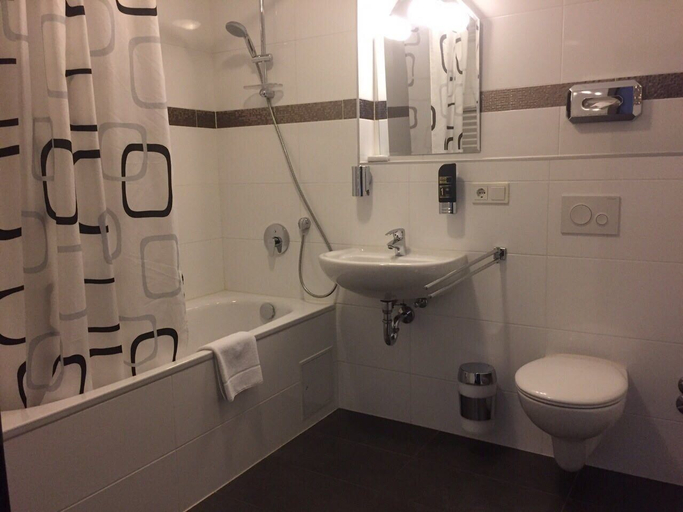 Bathroom 5, Hotel Monte Cristo, Offenbach am Main