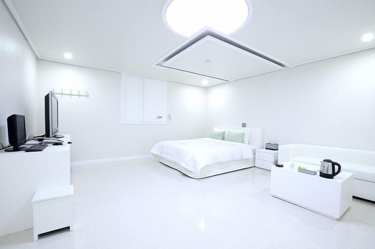 Bedroom 2, Big Apple Motel, Haeundae