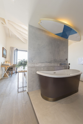 Bathroom 4, L'Anderenis, Gironde