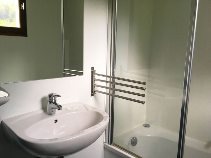 Bathroom 5, Au Bon Accueil, Isère