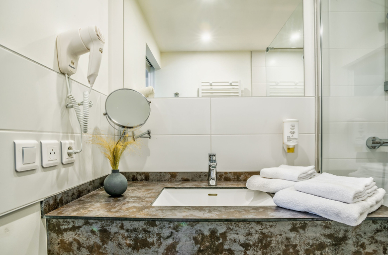 Bathroom 4, Les Jardins de l'Anjou, Maine-et-Loire