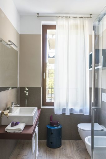 Bathroom 5, San Leonardo Suites, Verona