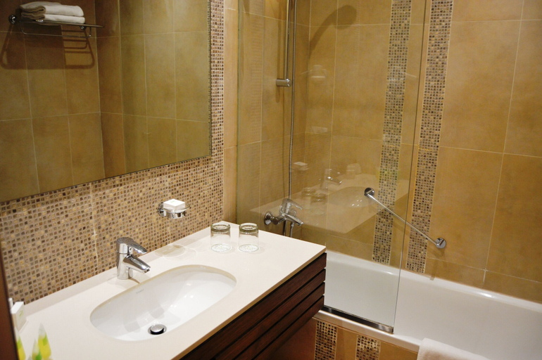 Bathroom 4, Country Lodge Hotel & Resort, El Metn