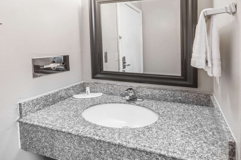 Bathroom 4, Super 8 by Wyndham Chickasha, Grady