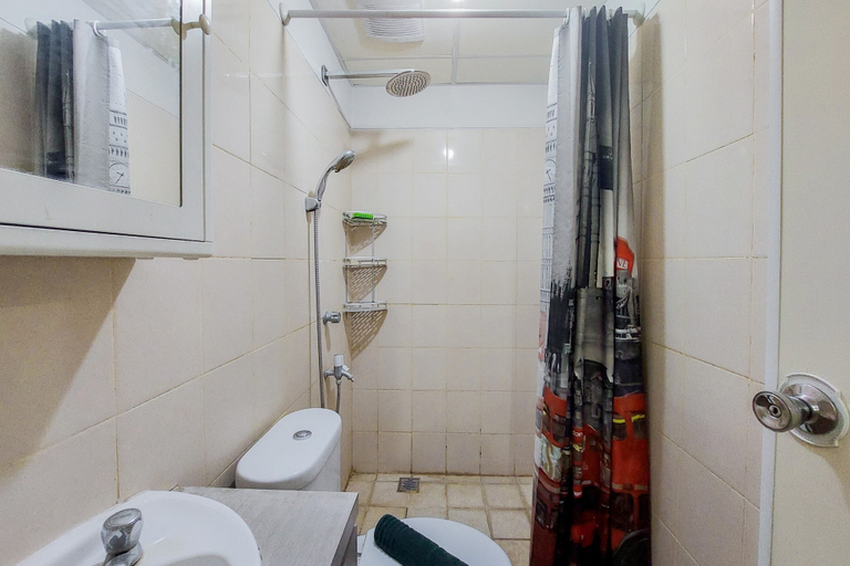Bathroom 3, Nice and Spacious 2BR at Serpong Greenview Apartment, Tangerang Selatan