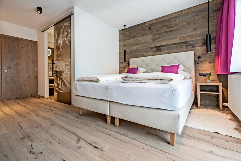 Bedroom 3, Hotel Stern, Reutte