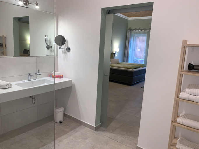 Bathroom 5, Apartment Garten near Airport, Steinburg