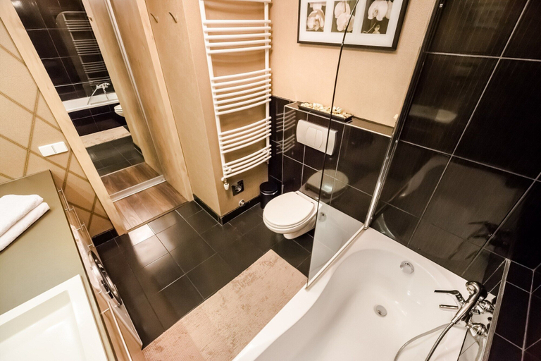 Bathroom 4, Magas 5 Apartment, Budapesti