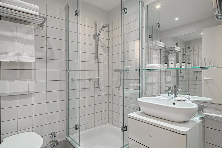 Bathroom 5, Sheraton Hannover Pelikan Hotel, Region Hannover